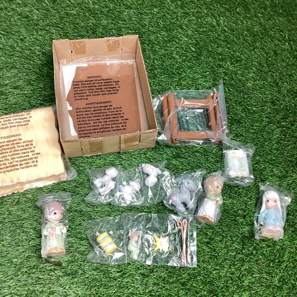 Precious Moments Other - Precious Moments Nativity Playset by Avon 2002